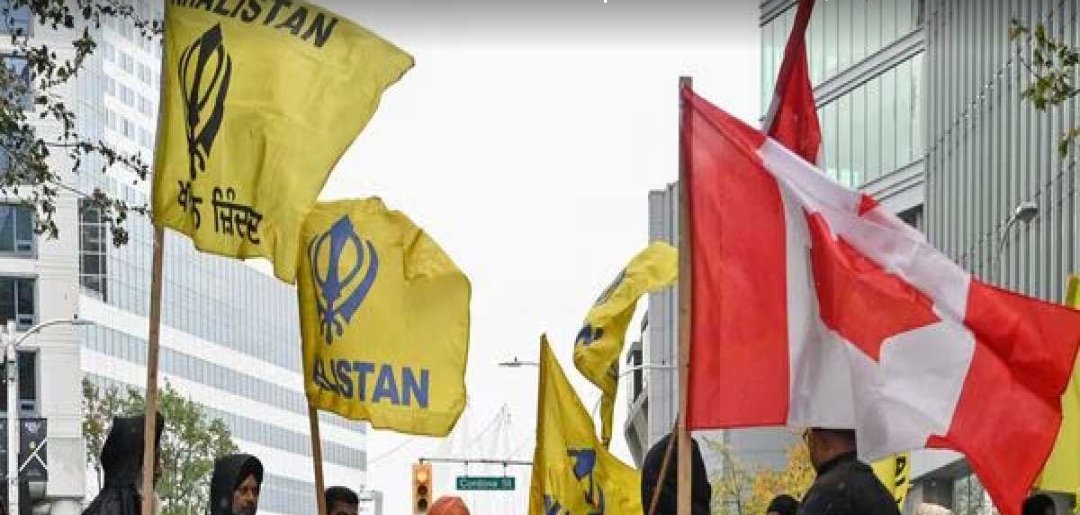 कनाडा में खालिस्तानियों ने फिर उगला भारत के खिलाफ जहर, तिरंगे का किया अपमान; 

कनाडा में खालिस्तानी गुटों की गतिविधियां जारी हैं। 'सिख्स फॉर जस्टिस' (SFJ) ने ओटावा में एक अनौपचारिक जनमत संग्रह आयोजित किया। 
इस दौरान खालिस्तानी समर्थकों ने भारत विरोधी नारे लगाए, भारतीय ध्वज का