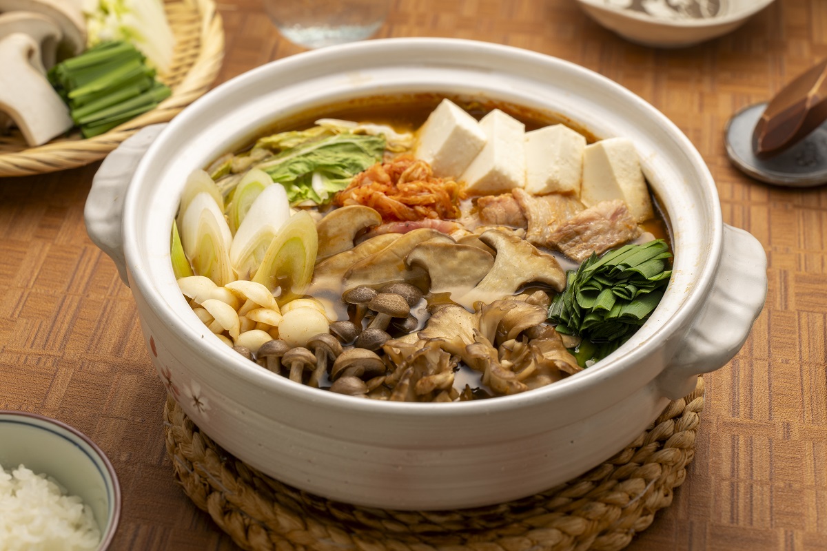 ＼身体あたたまる #温活 レシピ ／
ピリ辛味が食欲をそそる「きのこの #キムチ鍋」をご紹介🍄

#きのこ に豊富なナイアシンは血行を促すため、寒さ対策に役立ちます。

#キムチ のピリ辛味ときのこのうま味が溶け込んだ、寒い時期にピッタリの一品です✨
hokto-kinoko.co.jp/kinokorecipe/r…