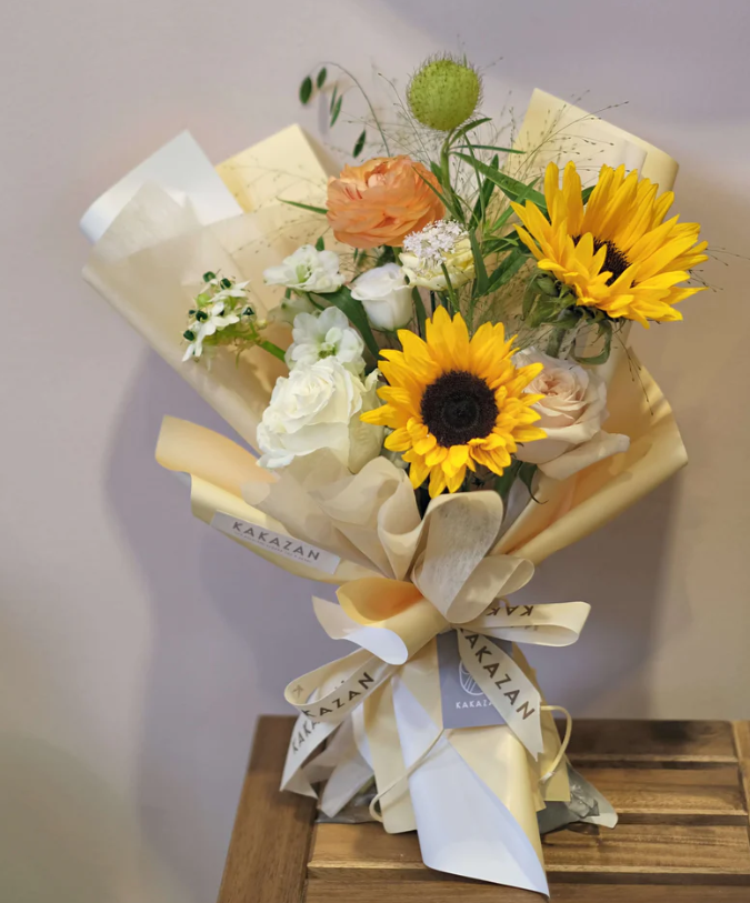 sunflowerchives's tweet photo. Shining like the sun https://t.co/5P2ulgR1Ew