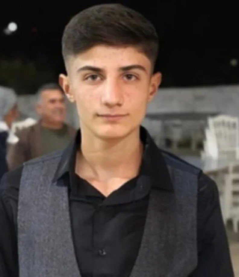fisiltihaberr's tweet photo. Makatına hava basılarak öldürülen 15 yaşındaki Muhammed Kendirci’nin annesi:

"Çocuğuma konduramıyorum, o mezarda durmayı! Her defasında kapı açılacak, oğlum gelecek diye bekliyorum.

15 yaşında! Fidan ya fidan! Ben kıymadım koklamaya, kıymadım öpmeye nazarım değmesin diye. 10 gündür telefonum ‘Canım oğlum’ diye çalmıyor.

Kafayı yiyeceğim." (HalkTV)