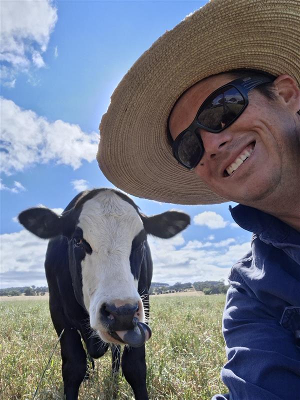 kalyx_australia's tweet photo. Our four-legged friends always making a days work entertaining... 🐮⭐

📸 Josh Andrews, Research Agronomist

#eurofinskalyx #fourleggedfriends #agriculture #australia https://t.co/GvcOXJuEjs