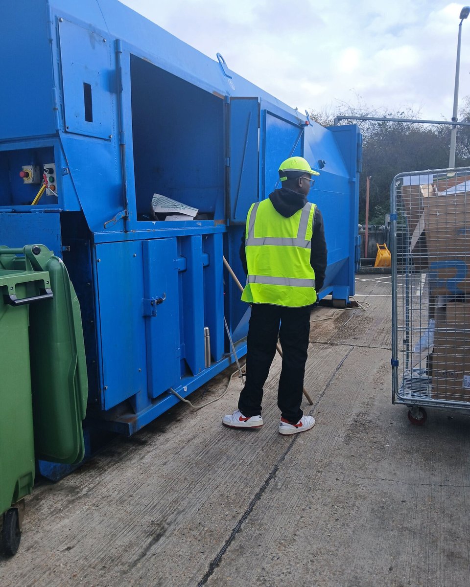FortisTrust's tweet photo. Interns from @Forward2Employ are settling in well at @DarentValleyHsp!

Some have been allocated to The Wellspring Restaurant to assist with food catering, while others focus on general site maintenance. They're gaining valuable work skills at the hospital!

#WorkSkills https://t.co/hdCMmBrWNA