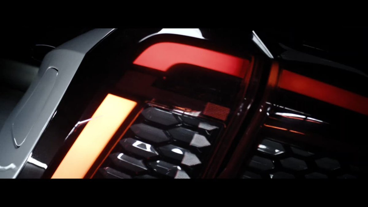 Kashy1Anamika's tweet image. Tech-packed interior: a three-screen dashboard, ambient lighting, wireless charging, and a Harman Kardon sound system. 
#MahindraXEV9SLaunch