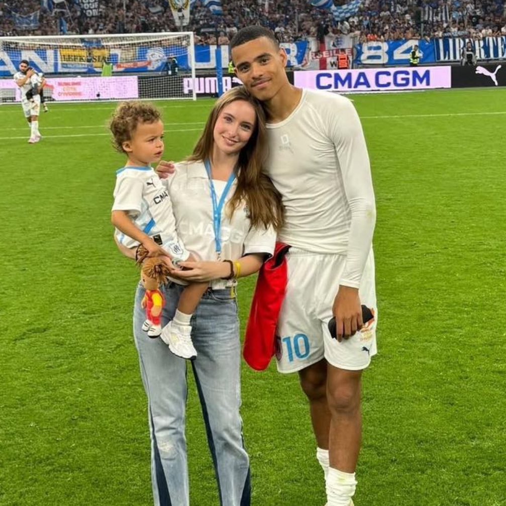 MassiliaZone's tweet image. ❗️Pour des raisons légales, liées à la protection des victimes présumées, il est interdit pour les médias britanniques d&apos;évoquer le fait que Mason Greenwood soit toujours en couple avec Harriet Robson.

Oliver Holt, éditorialiste au Daily Mail : &quot;Je pense que, en Grande-Bretagne,…