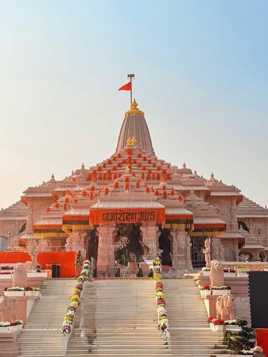 amitmishrasw2's tweet image. कोसलपुरी सुहावनी सरि सरजूके तीर।
भूपावली-मुकुटमनि नृपति जहाँ रघुबीर॥

ध्वज पताक तोरन पुर छावा। 
कहि न जाइ जेहि भाँति बनावा॥

सुमन    बृष्टि    अकास     तें       होई । 
ब्रह्मानंद       मगन       सब        लोई ॥

श्रीराम जन्मभूमि मंदिर में ध्वजारोहण संपन्न!!

#ayodhya #अयोध्या