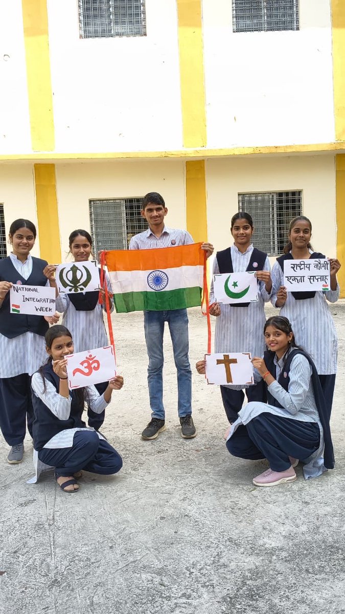 अवधेश प्रताप सिंह विश्वविद्यालय, रीवा परिक्षेत्र अंतर्गत शासकीय आदर्श विज्ञान महाविद्यालय रीवा की राष्ट्रीय सेवा योजना इकाई के स्वयंसेवकों द्वारा राष्ट्रीय कौमी एकता सप्ताह के उपलक्ष्य में विविध जागरूकता कार्यक्रमों का आयोजन किया गया।