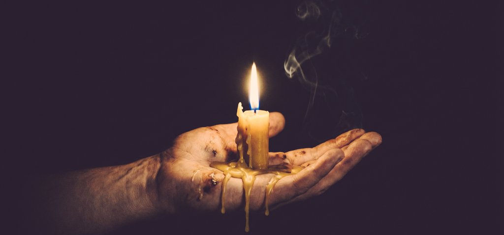 "Ateş senin bağrında yanmıyorsa 
akıl vermek hep kolaydır."