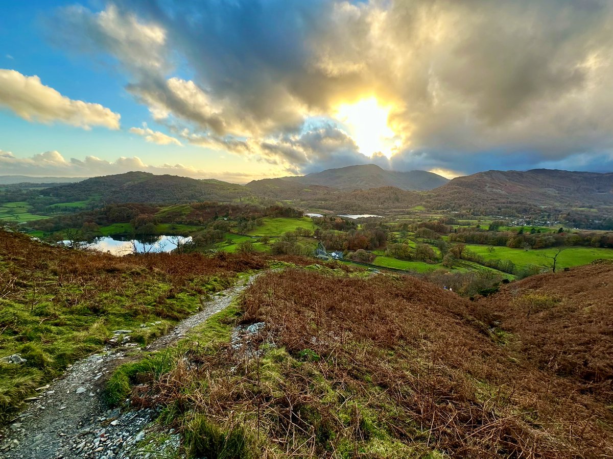 StefRobinson's tweet photo. Sunny days after the rain. Walking over Loughrigg Fell high up in the Lake District ☀️

#Sunset #LoughriggFell #LakeDistrict #Rydal #Travel #RobinsonRoams https://t.co/dJqD5ZfmLc