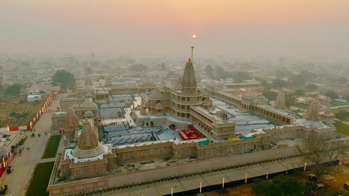 DDChandanaNews's tweet image. ಪ್ರಧಾನಿ ನರೇಂದ್ರ ಮೋದಿಯವರು ರಾಮ ಜನ್ಮಭೂಮಿ ದೇವಾಲಯದ ಪವಿತ್ರ ಗೋಪುರದ ಮೇಲೆ ಕೇಸರಿ ಧ್ವಜವನ್ನು ಹಾರಿಸಿದರು. 
#PMModiVisit #UttarPradesh #Ayodhya #RamMandir #AyodhyaRamMandir #RamLalla