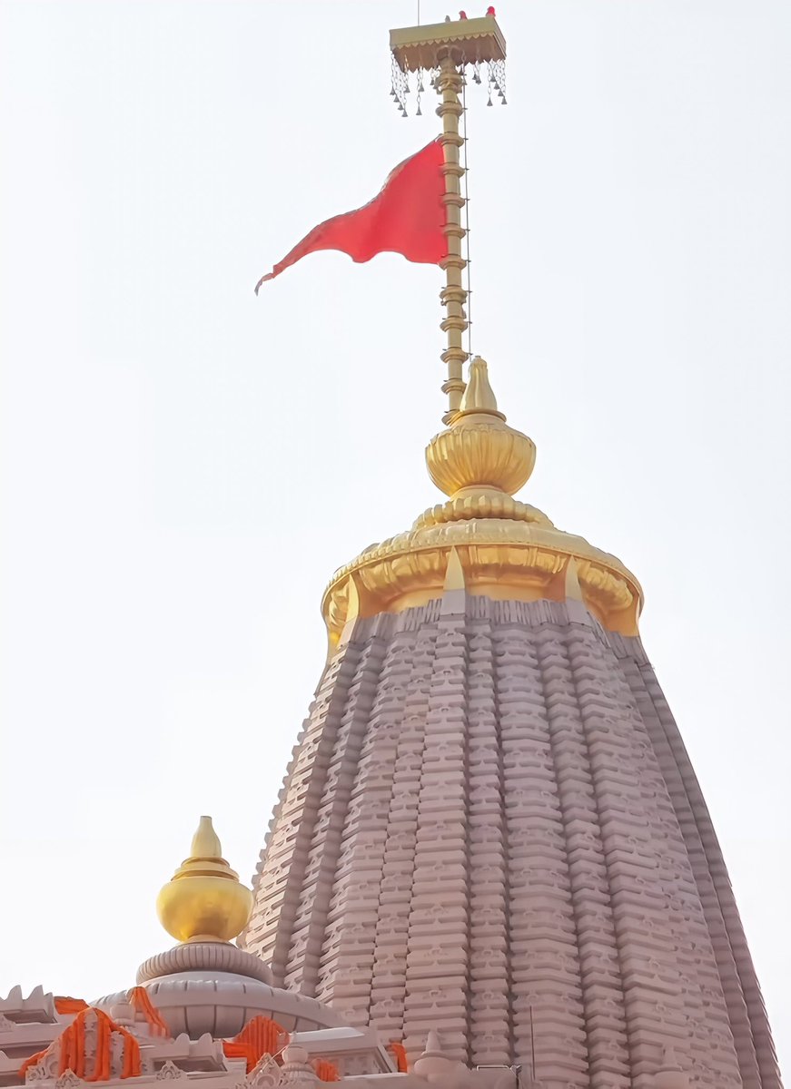 JeetuYadavOnlin's tweet image. माननीय प्रधानमंत्री श्री नरेंद्र मोदी जी द्वारा श्रीराम मंदिर के शिखर पर ऐतिहासिक ध्वजारोहण किया जाना सम्पूर्ण राष्ट्र और प्रत्येक रामभक्त के लिए असीम गर्व का क्षण है।

यह क्षण सदियों की तपस्या, आस्था और संकल्प का पवित्र प्रतिफल है।

जय श्री राम🙏🏻🚩

#Ayodhya #RamMandir