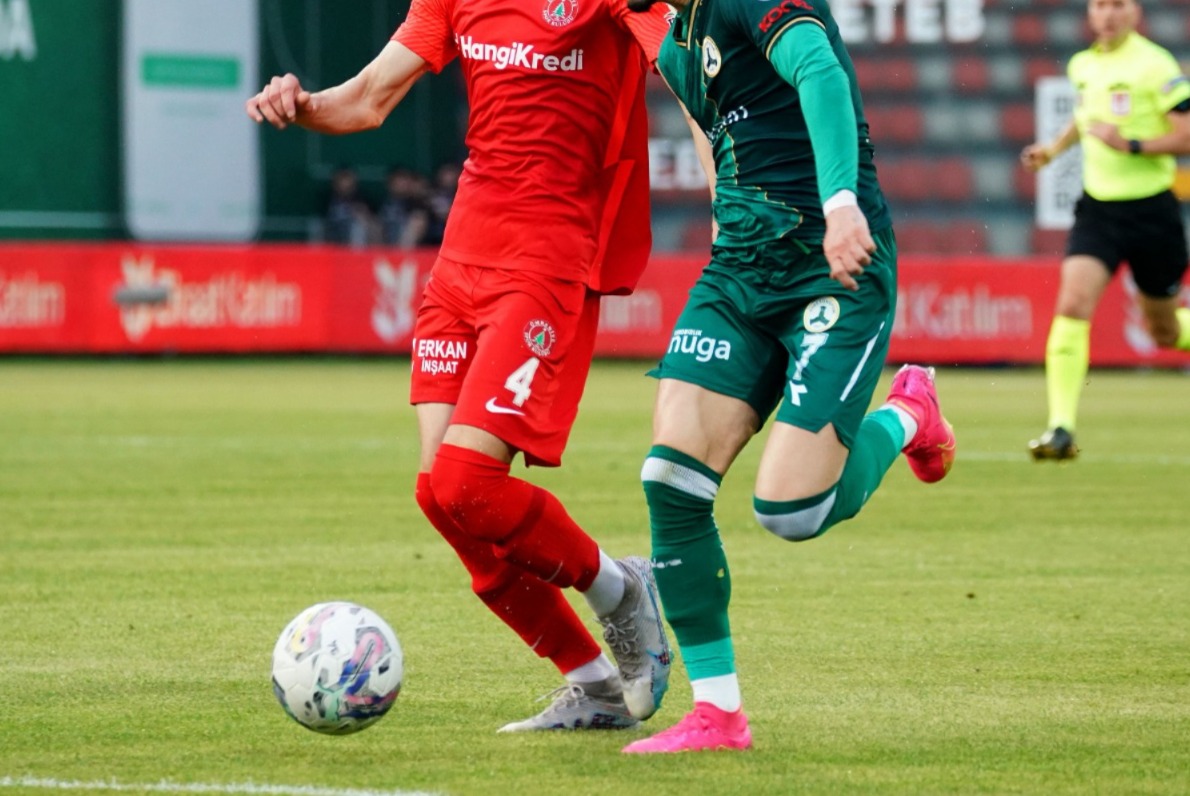 AltLiglerTR's tweet photo. 24 Aralık 2023’te oynanan Ümraniyespor–Giresunspor karşılaşmasıyla ilgili çarpıcı bir şike itirafı savcılığa taşındı. İş insanı Cüneyt Semirli, Giresunspor’un defans oyuncusu Faruk Can Genç’e 20 bin dolar verildiğini ve maça yüklü bahis oynandığını açıkladı. Cüneyt Semirli, avukatları aracılığıyla savcılığa suç duyurusunda bulundu.

(Sabah)