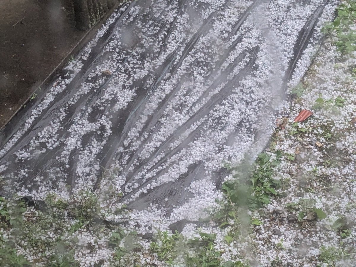 h_secondlife's tweet image. 天気が急変
雹が降ってきてびっくり😲

#雹