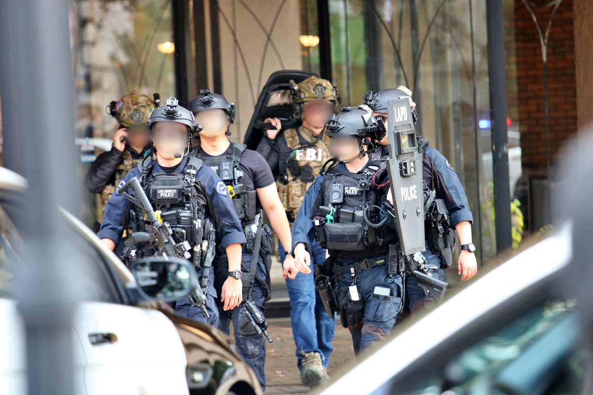 3Pct_Detective's tweet image. 参加者・運営の皆様お疲れさまでした。
今年もLAPDのSWATとユニフォームの二刀流で参加しておりましたが、最高のロケーションだった上にSWATが今年は4人になって大満足です。
来年は5マン1セルの編成も夢じゃないです！
Photos by @ina_r1z @keikei4580 
#LEConfidential7 #LECon7