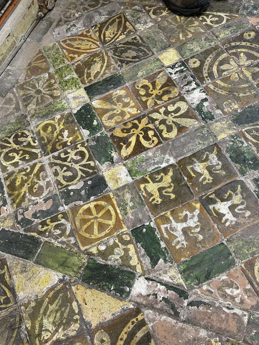 RAGriggsauthor's tweet image. I was lucky enough to see this amazing medieval tiled pavement on a recent tour at Exeter Cathedral with the Devon Buildings Group. 

Uncovered in the room above the chapel of St Andrew and St Catherine during work on the roof. 

#TilesOnTuesday #medieval