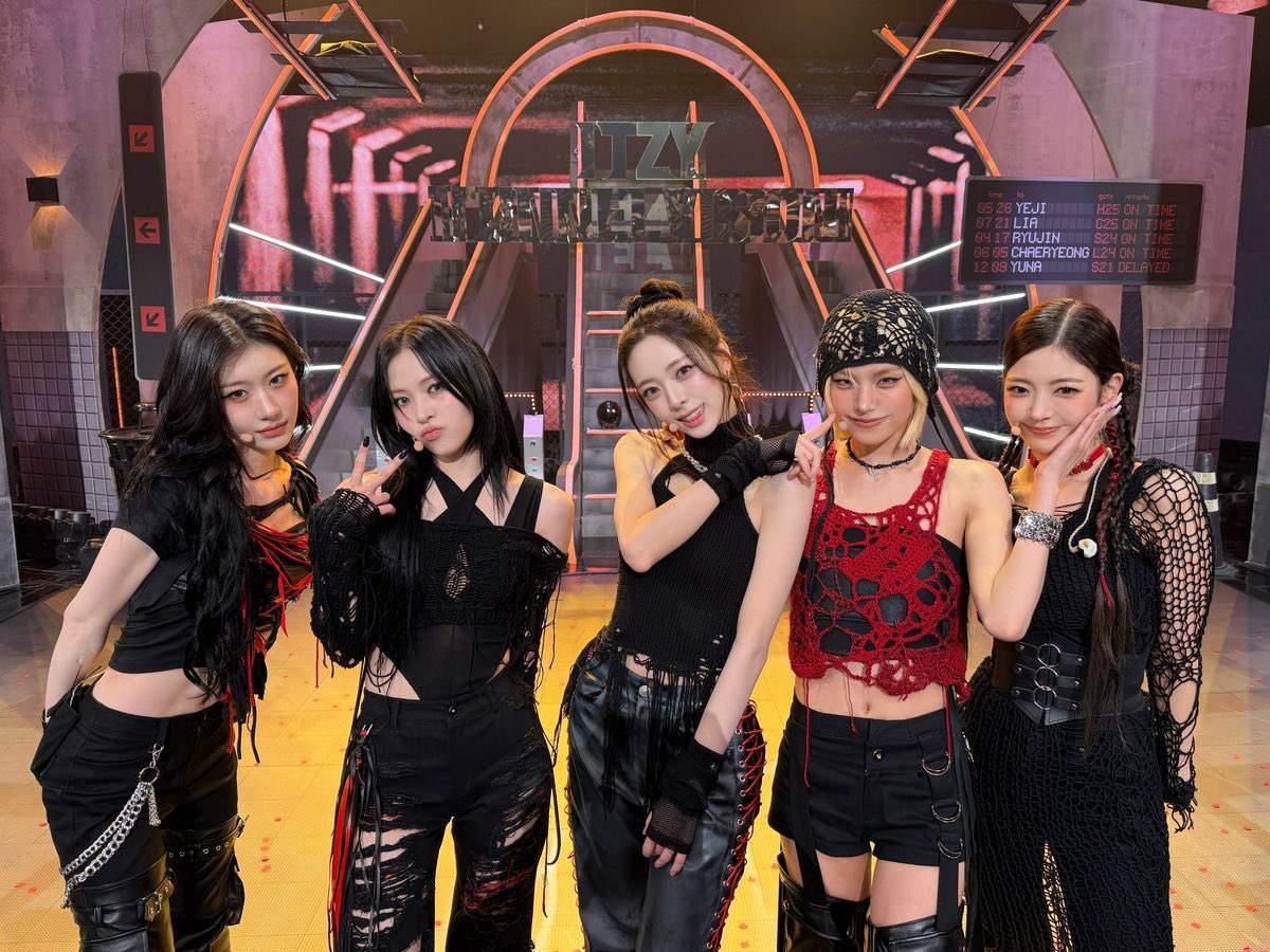 UNIVERSEITZY's tweet image. [RECRUITMENT]

Midzys, we&apos;re looking for passionate and dedicated fans to join our team! we need your help to keep this fanbase updated. 

We are looking for team members who can assist with:

— Graphic editing 
— News and updates 
— Voting and streaming guidance 

Even if you…