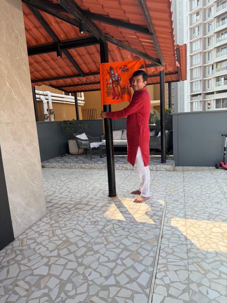 pawantripathi_'s tweet image. जय श्रीराम🙏🙏

अयोध्या में प्रभु श्रीराम मंदिर का दिव्य एवं भव्य निर्माण कार्य पूर्ण होने के अवसर पर  मंदिर के सातों शिखरों पर ध्वजारोहण का ऐतिहासिक समारोह आयोजित किया गया है।  

ॐ’ अंकित केशरी धर्मध्वज को आवास पर स्थापित किया ।