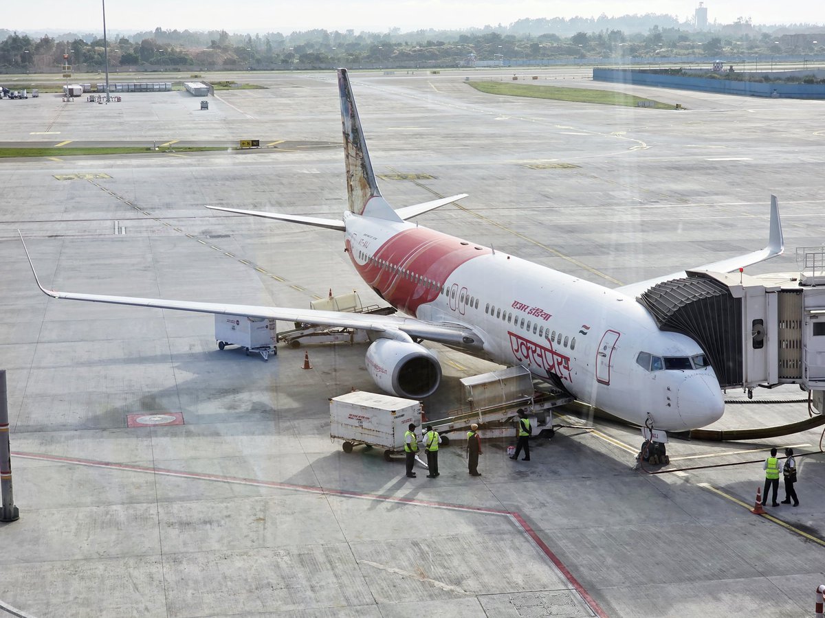 Vinamralongani's tweet image. Spotted old and new @AirIndiaX B737 parked side by side at Bengaluru Airport.
AIX is perhaps the only airline in the world that showcases the culture of a country on its tails. 
I like the new livery, but I know many still love the legacy design.
How about you ?
#AvGeek