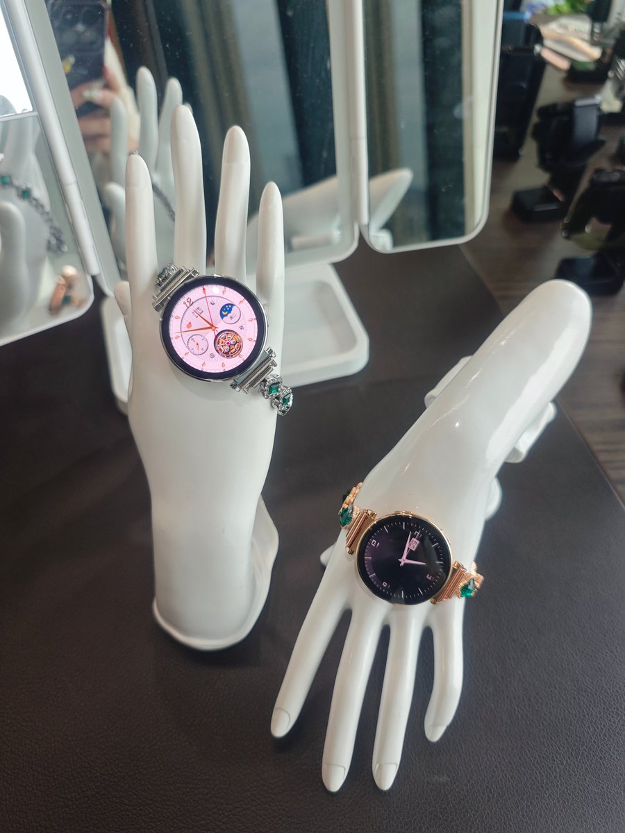 KellyGu299409's tweet image. Linwear Fashion Ladies smart watch-LA67, 1.32 inch Amoled HD display screen
⌚Sleek style,Timeless elegant -Stylish, Lightweight &amp;amp; Versatile!
✨7mm slim,24/7 health tracking and menstrual cycle reminders – designed just for her!
​#watch #smartwatch #amoled #fashion #ladies