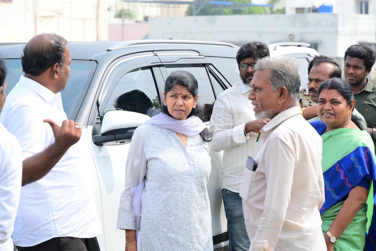 KanimozhiDMK's tweet image. தூத்துக்குடி சுற்றுவட்டாரப் பகுதிகளில் அண்மையில் பெய்துவரும் கனமழையின் காரணமாக, மாநகராட்சிக்கு உட்பட்ட ரஹ்மத் நகர், ஆதிபராசக்தி நகர், மாவட்ட தொழில் மையம் ஆகியப் பகுதிகளில் நடைபெற்றுவரும் வெள்ளநீரை வெளியேற்றும் பணிகளை ஆய்வு செய்து, அதிகாரிகளுடன் ஆலோசனை நடத்தினோம்.

இந்த…