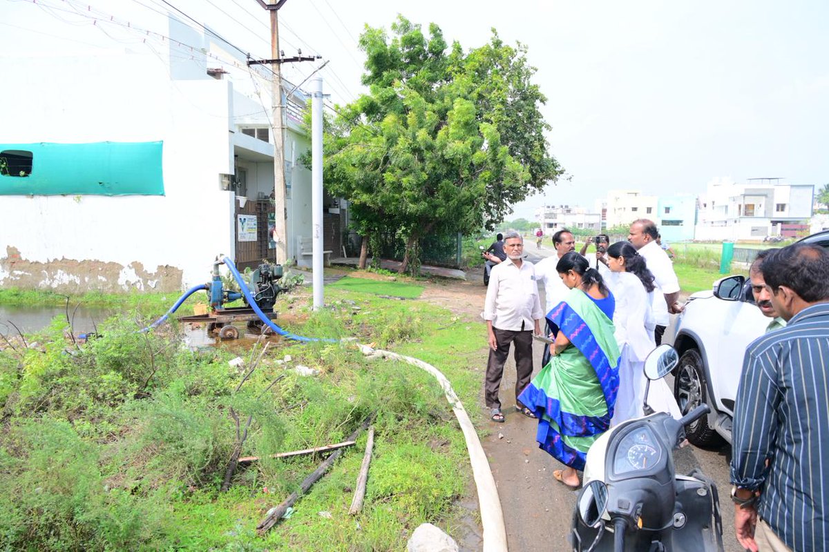 KanimozhiDMK's tweet image. தூத்துக்குடி சுற்றுவட்டாரப் பகுதிகளில் அண்மையில் பெய்துவரும் கனமழையின் காரணமாக, மாநகராட்சிக்கு உட்பட்ட ரஹ்மத் நகர், ஆதிபராசக்தி நகர், மாவட்ட தொழில் மையம் ஆகியப் பகுதிகளில் நடைபெற்றுவரும் வெள்ளநீரை வெளியேற்றும் பணிகளை ஆய்வு செய்து, அதிகாரிகளுடன் ஆலோசனை நடத்தினோம்.

இந்த…