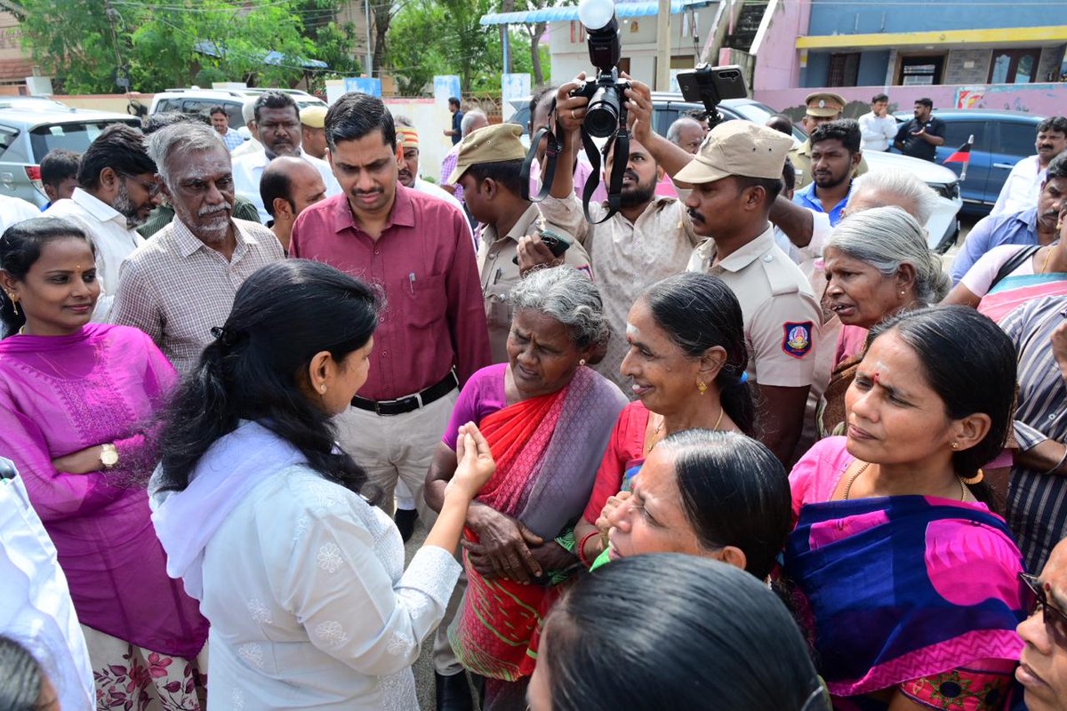 KanimozhiDMK's tweet image. தூத்துக்குடி சுற்றுவட்டாரப் பகுதிகளில் அண்மையில் பெய்துவரும் கனமழையின் காரணமாக, மாநகராட்சிக்கு உட்பட்ட ரஹ்மத் நகர், ஆதிபராசக்தி நகர், மாவட்ட தொழில் மையம் ஆகியப் பகுதிகளில் நடைபெற்றுவரும் வெள்ளநீரை வெளியேற்றும் பணிகளை ஆய்வு செய்து, அதிகாரிகளுடன் ஆலோசனை நடத்தினோம்.

இந்த…