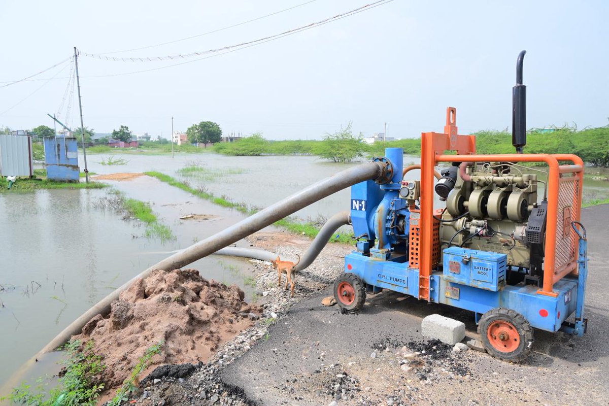 KanimozhiDMK's tweet image. தூத்துக்குடி சுற்றுவட்டாரப் பகுதிகளில் அண்மையில் பெய்துவரும் கனமழையின் காரணமாக, மாநகராட்சிக்கு உட்பட்ட ரஹ்மத் நகர், ஆதிபராசக்தி நகர், மாவட்ட தொழில் மையம் ஆகியப் பகுதிகளில் நடைபெற்றுவரும் வெள்ளநீரை வெளியேற்றும் பணிகளை ஆய்வு செய்து, அதிகாரிகளுடன் ஆலோசனை நடத்தினோம்.

இந்த…