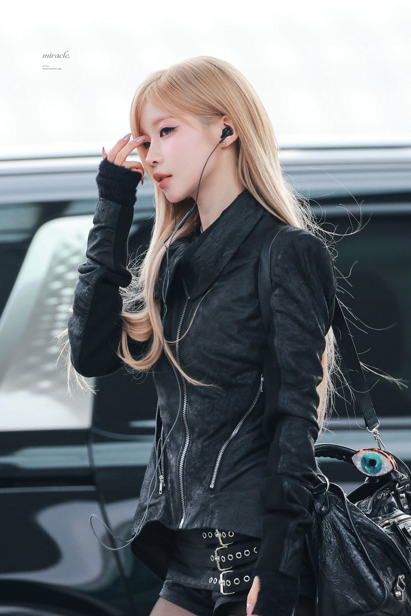 huiloenu's tweet image. 아사님 오늘 아웃핏도 십점만점에 백점이요... 완전히 릭오웬스 그자체이심