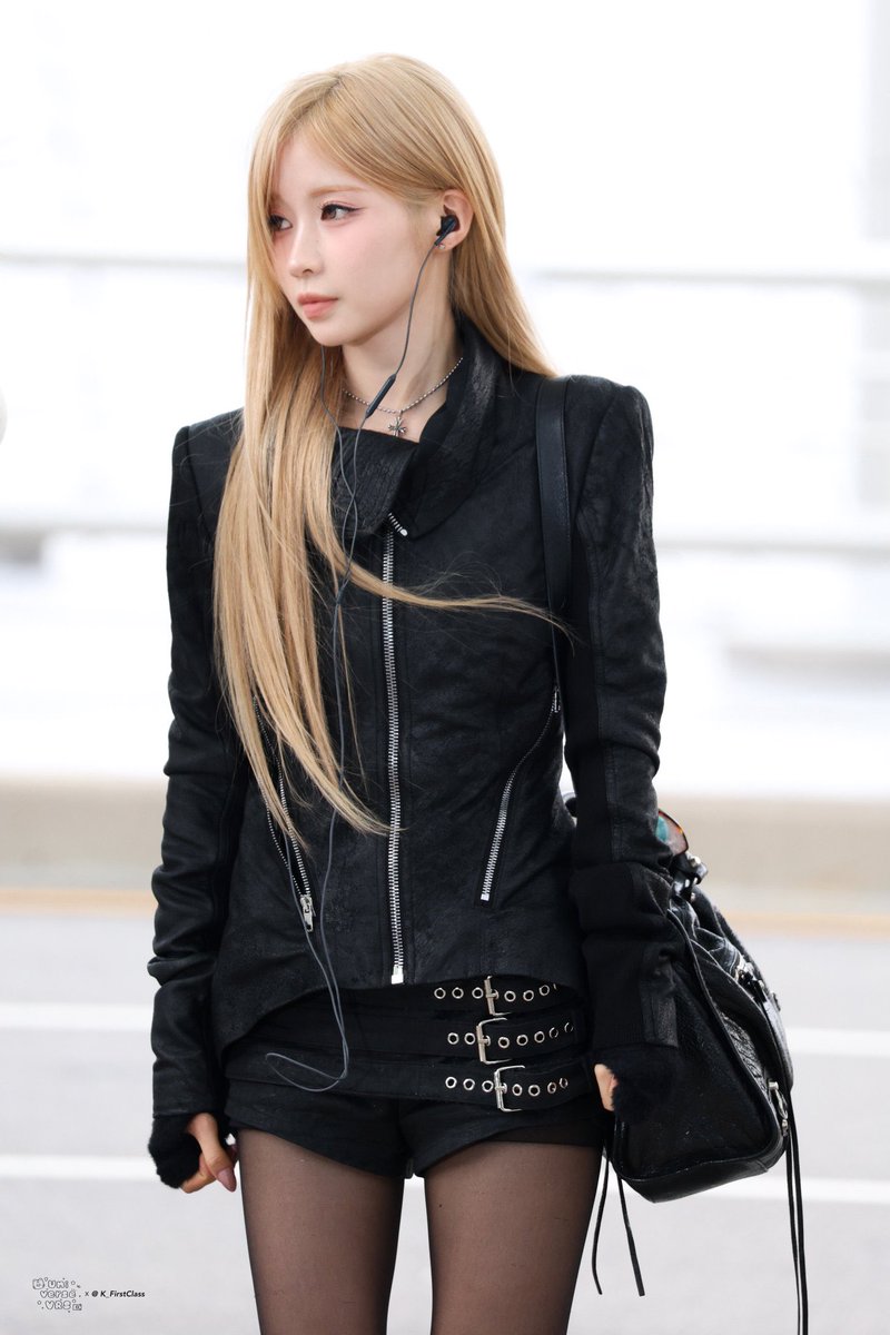 huiloenu's tweet image. 아사님 오늘 아웃핏도 십점만점에 백점이요... 완전히 릭오웬스 그자체이심