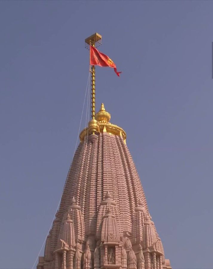 प्रभु श्री राम के जन्मस्थान पर फहराता ध्वज भारत की अस्मिता का प्रतीक है।

ये ध्वजारोहण पाँच सौ वर्ष के सतत संघर्ष की याद दिलाता है। ये भारत की गौरवपूर्ण विरासत का चिह्न बनकर हमेशा लहराता रहे।

भव्य मंदिर पर मर्यादा पुरुषोत्तम का ध्वज राष्ट्र के स्वाभिमान की अलख जगाता रहे।#Ayodhya