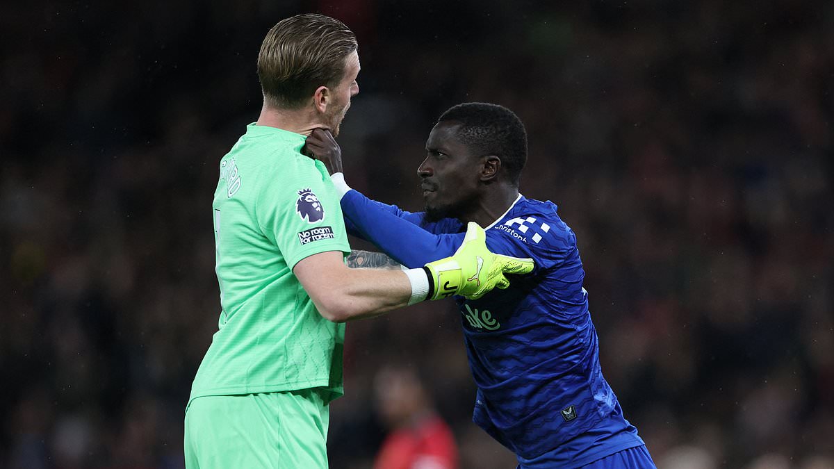 Alert - Idrissa Gueye issues grovelling apology after Everton star slapped his own teammate in 'moment of madness' during 1-0 win over Man United - but Toffees boss David Moyes insists 'I LIKE my players fighting!' alertcontent.com/?p=155333