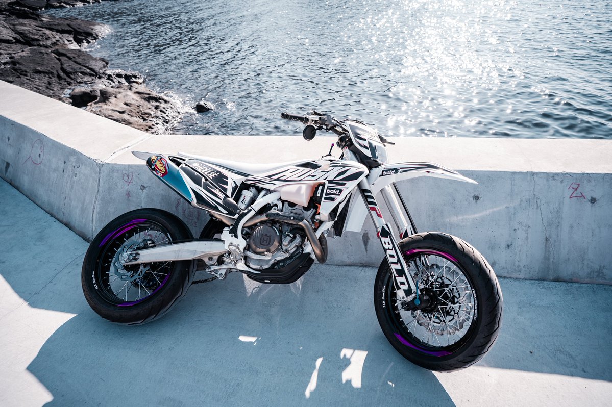 S4Ki_S1KRR's tweet image. ホイールデカールは701スーパーモトスタイルで