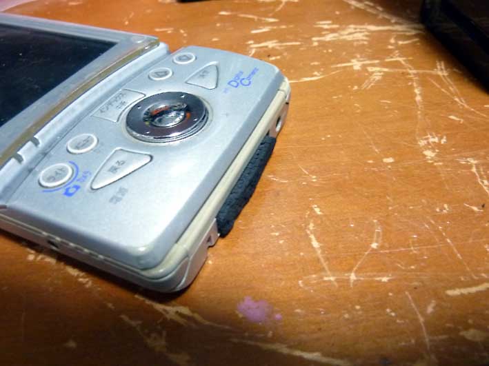 haruki_z's tweet image. 今でも現役のシャープ・ザウルス（MI-E25DC)。ボトムの通信コネクタカバーが割れて紛失（度々補修済）したので、ウレタンスポンジを加工してカバーを作成。もう、外装もボロボロでバッテリも4回くらい買い替えてますが、まだまだ使い倒す予定ｗ
#ZAURUS #SHARP