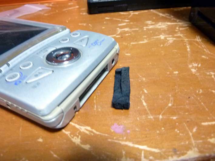 haruki_z's tweet image. 今でも現役のシャープ・ザウルス（MI-E25DC)。ボトムの通信コネクタカバーが割れて紛失（度々補修済）したので、ウレタンスポンジを加工してカバーを作成。もう、外装もボロボロでバッテリも4回くらい買い替えてますが、まだまだ使い倒す予定ｗ
#ZAURUS #SHARP