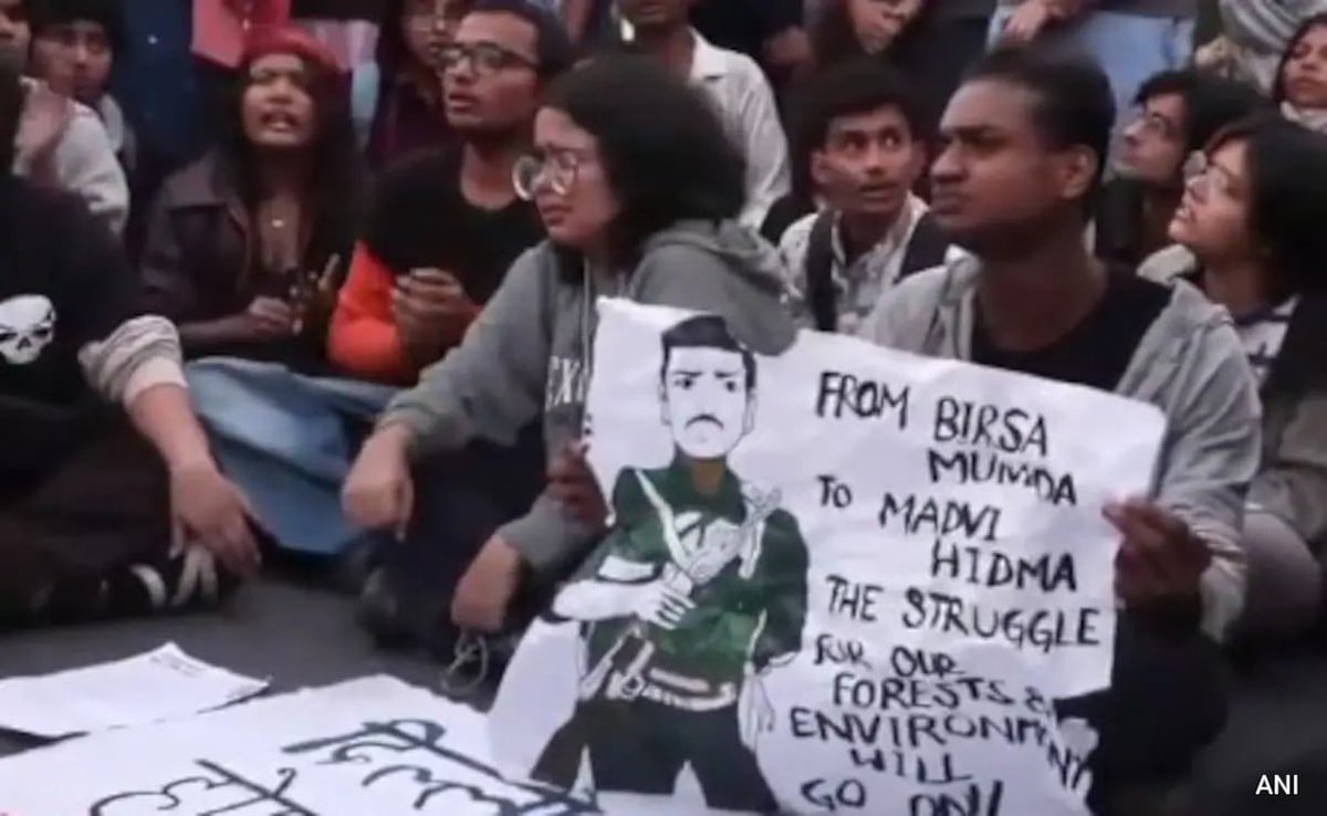 subhranil_br's tweet image. 🚨Absolutely misleading. #toolkit activated as expected.

The image is from a November 23, 2025, air pollution protest at India Gate, Delhi. Reports from NDTV, The Hindu, and Times of India state it began peacefully but escalated when some protesters blocked traffic, used chilli…