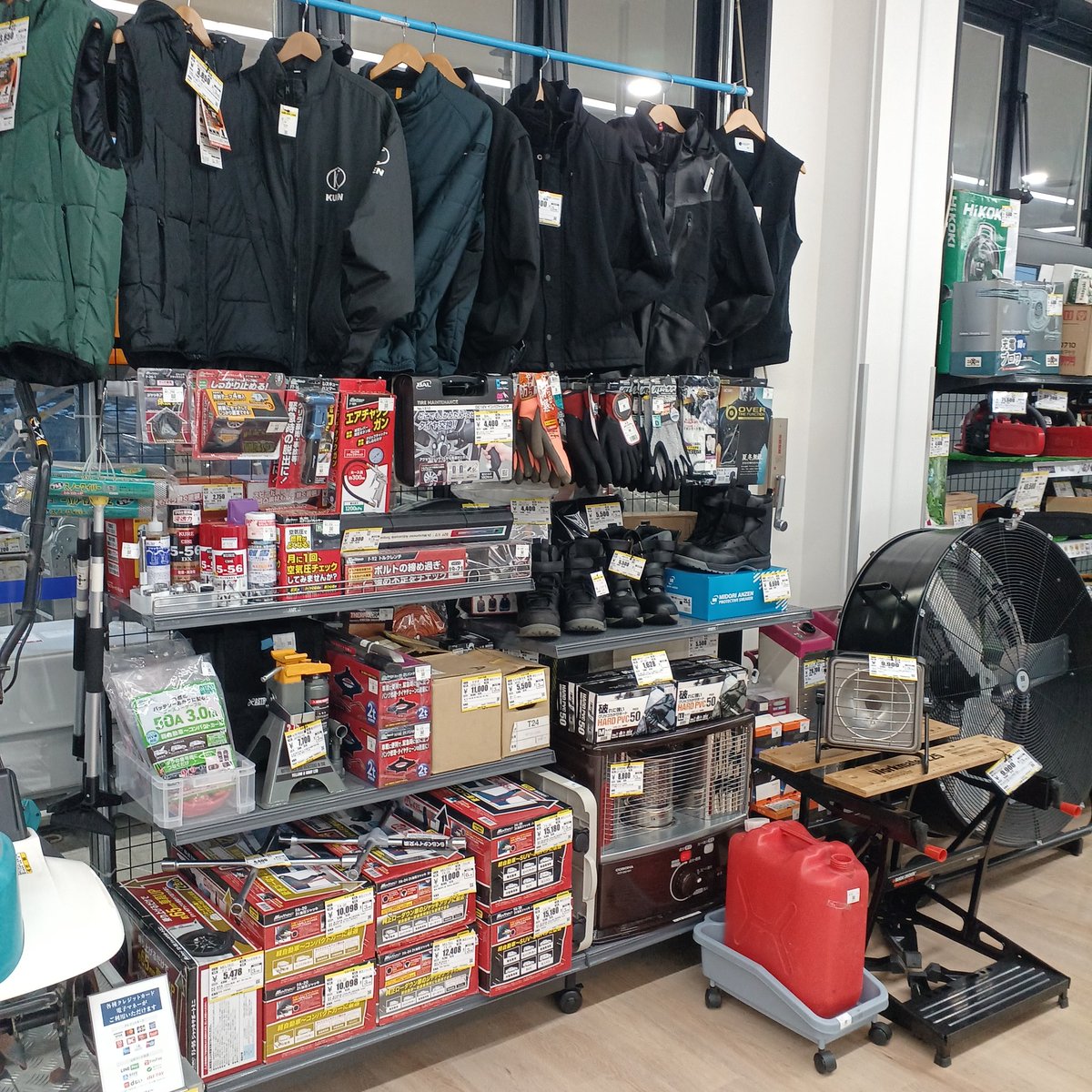 hard_toolair's tweet photo. 皆さま冬タイヤのご準備はお済みでしょうか？？
気づけばもう11月も終わりですね！

当店では冬物コーナーと共に、タイヤ交換のコーナーもご用意してます❗
必要な工具がございましたら是非当店へ！

#工具館
#タイヤ交換
#ハードオフ https://t.co/qx8AQnzUec