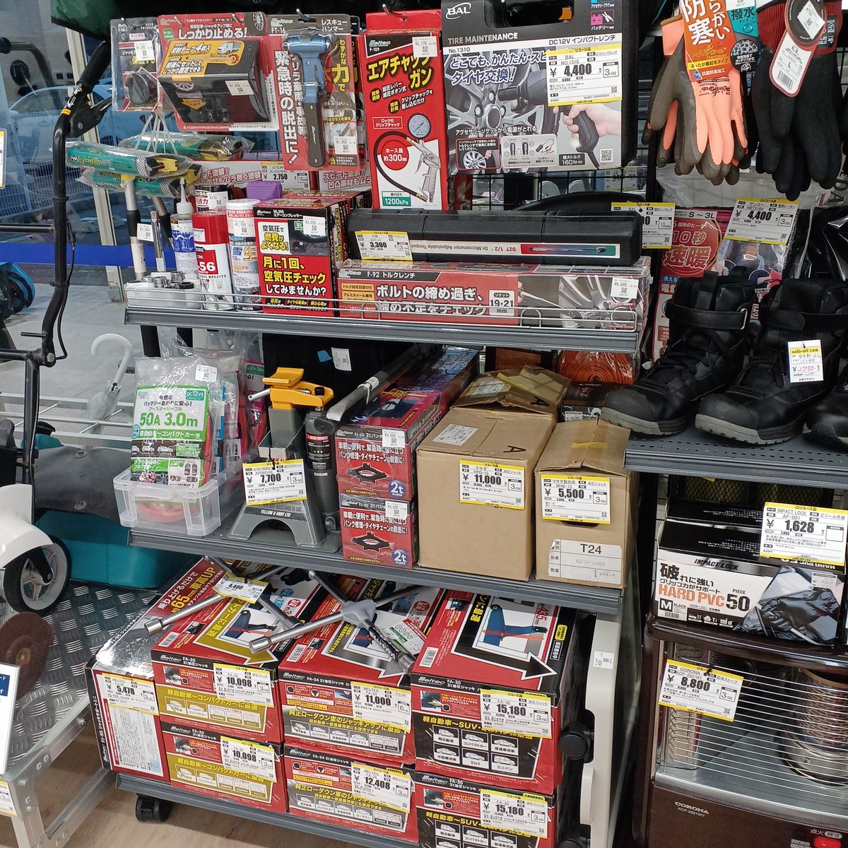 hard_toolair's tweet photo. 皆さま冬タイヤのご準備はお済みでしょうか？？
気づけばもう11月も終わりですね！

当店では冬物コーナーと共に、タイヤ交換のコーナーもご用意してます❗
必要な工具がございましたら是非当店へ！

#工具館
#タイヤ交換
#ハードオフ https://t.co/qx8AQnzUec