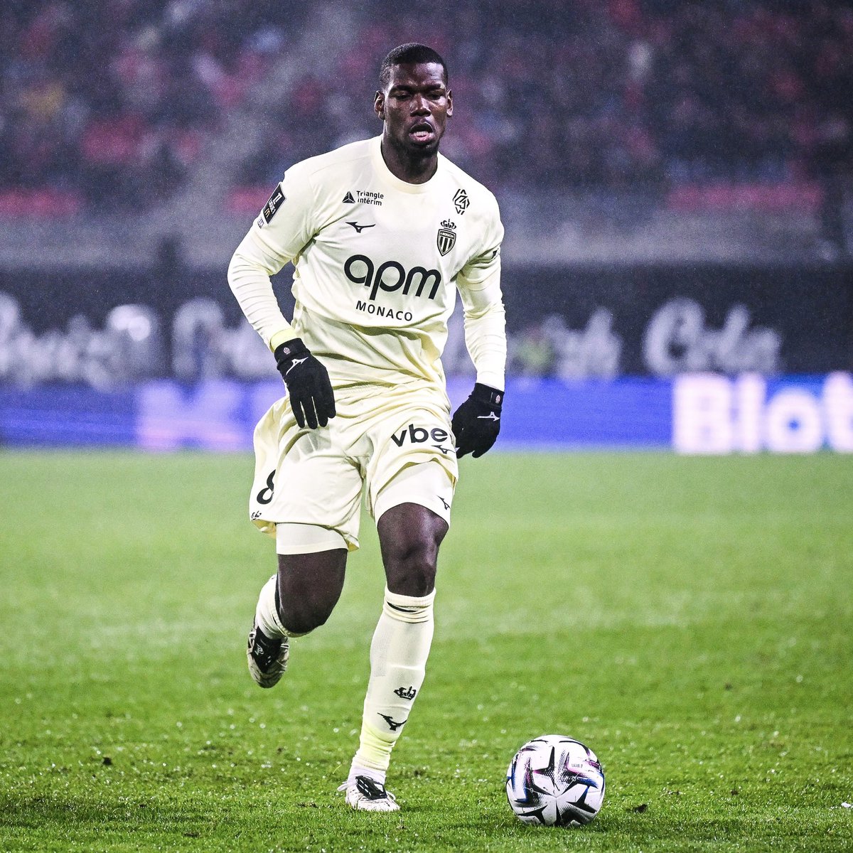ActuFoot_'s tweet photo. 🚨 « 𝗝𝗘 𝗡𝗘 𝗣𝗘𝗡𝗦𝗘 𝗣𝗔𝗦 𝗤𝗨’𝗜𝗟 𝗣𝗨𝗜𝗦𝗦𝗘 𝗥𝗘𝗧𝗥𝗢𝗨𝗩𝗘𝗥 𝗟𝗘 𝗠𝗘̂𝗠𝗘 𝗡𝗜𝗩𝗘𝗔𝗨 𝗤𝗨’𝗔𝗩𝗔𝗡𝗧, 𝗣𝗔𝗥𝗖𝗘 𝗤𝗨’𝗜𝗟 𝗬 𝗔 𝗟’𝗔̂𝗚𝗘 𝗔𝗨𝗦𝗦𝗜, 𝗜𝗟 𝗔 𝗩𝗜𝗘𝗜𝗟𝗟𝗜. » ❌

Sidney Govou 🇫🇷 s’exprime sur le grand retour sur les terrains de Paul Pogba 🇫🇷 :

« S'il peut devenir un joueur important à Monaco ? 𝗝'𝘆 𝗰𝗿𝗼𝗶𝘀 𝗺𝗼𝘆𝗲𝗻𝗻𝗲𝗺𝗲𝗻𝘁 𝗺𝗲̂𝗺𝗲 𝘀𝗶 𝗰'𝗲𝘀𝘁 𝗾𝘂𝗮𝗻𝗱 𝗺𝗲̂𝗺𝗲 𝘂𝗻 𝗷𝗼𝘂𝗲𝘂𝗿 𝘁𝗿𝗲̀𝘀 𝗳𝗼𝗿𝘁 𝘁𝗲𝗰𝗵𝗻𝗶𝗾𝘂𝗲𝗺𝗲𝗻𝘁. 

C'est à lui de s'adapter. Pour son retour, il ne pourra pas faire les mêmes choses qu'il faisait par le passé. 𝗟𝗮 𝘃𝗶𝘁𝗲𝘀𝘀𝗲 𝗱'𝗲𝘅𝗲́𝗰𝘂𝘁𝗶𝗼𝗻, 𝗶𝗹 𝗻𝗲 𝗹'𝗮𝘂𝗿𝗮 𝗰𝗲𝗿𝘁𝗮𝗶𝗻𝗲𝗺𝗲𝗻𝘁 𝗽𝗹𝘂𝘀 𝗺𝗮𝗶𝘀 𝘁𝗲𝗰𝗵𝗻𝗶𝗾𝘂𝗲𝗺𝗲𝗻𝘁 𝗶𝗹 𝗽𝗲𝘂𝘁 𝗰𝗼𝗺𝗽𝗲𝗻𝘀𝗲𝗿 𝗱𝗮𝗻𝘀 𝘂𝗻𝗲 𝗟𝗶𝗴𝘂𝗲 𝟭 𝗾𝘂𝗶 𝗲𝘀𝘁 𝗽𝗼𝘂𝗿 𝗺𝗼𝗶 𝗮̀ 𝘂𝗻 𝗻𝗶𝘃𝗲𝗮𝘂 𝗺𝗼𝘆𝗲𝗻. 

Physiquement, le foncier est la chose la plus facile à récupérer quand on n'est pas blessé. » 🗣️

🎙️ @CanalplusFoot