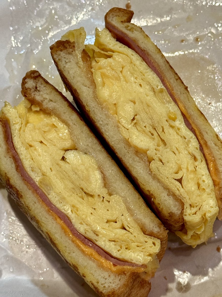 JN_eats's tweet image. 이삭토스트에 스크램블 햄치즈 &amp;lt;&amp;lt; 이거 프렌치 브리오슈로 변경해서 먹어보세요 진짜개맛있음