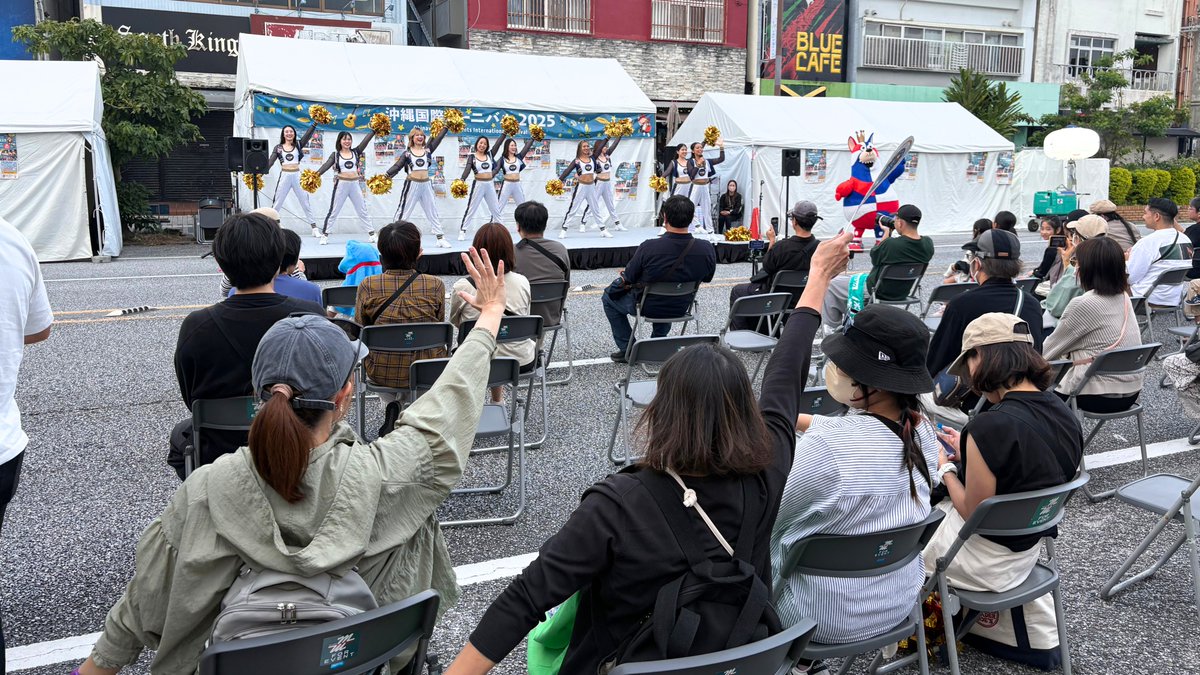 RyukyuKings's tweet image. 11/22(土)にコザゲート通り周辺で開催された「沖縄国際カーニバル2025」に、ゴーディーとキングスダンサーズが参加しました。

ダンサーズによるステージパフォーマンスや、パレードではハイタッチや写真撮影を通じて来場者と交流し、楽しい時間を過ごしました。

▽詳細
goldenkings.jp/csr/detail/id=…