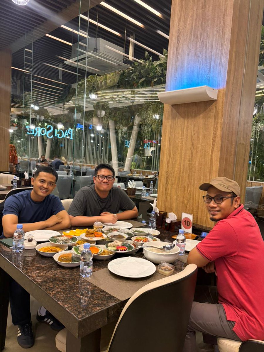 wason32's tweet photo. Temen baru, 
Temen diskusi baru juga
Makasih traktirannya mas yorga dan mas ghifari,, sukses terus pokoknya
Akhirnya kesampaian juga makan naspad premium pagi sore di PIK Jekardha https://t.co/bON75q43ul