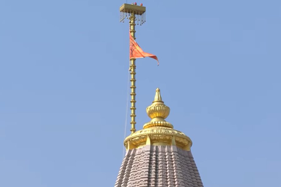 ये ध्वज...संकल्प है, सफलता है!  

ये ध्वज...संघर्ष से सृजन की गाथा है, सदियों से चले आ रहे स्वप्नों का साकार स्वरूप है।   

ये ध्वज...संतों की साधना और समाज की सहभागिता की सार्थक परिणीति है।  

-- माननीय प्रधानमंत्री श्री नरेंद्र मोदी जी