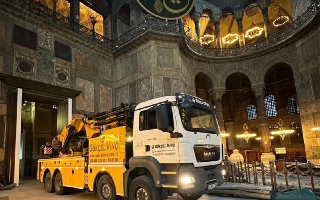 andrewssj4_'s tweet image. ΦΟΡΤΗΓΑ εντός Ιερού ναού Αγίας Σοφίας Κωνσταντινουπόλεως. 
Δήθεν για «συντήρηση». 
Εχετε δει ποτέ να μπαίνει ολόκληρο το όχημα για οποιαδήποτε εργασία εντός κτηρίων; 
ΟΧΙ!
Ο Ερντογάν περνά τα μηνύματα που θέλει. 
Εμείς θα συντηρήσουμε κανένα τζαμί με νταλίκες γεμάτες κοπριά, ή θα…