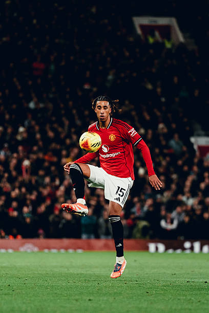 Cantona_Collars's tweet image. Last night Gary Neville highlighted how much ball Leny Yoro was getting and how he looked for the easy way out and passed it sideways most of the time - he was spot on.

It made me think of this story when Keano destroyed Ferdinand for doing the same during his first training…