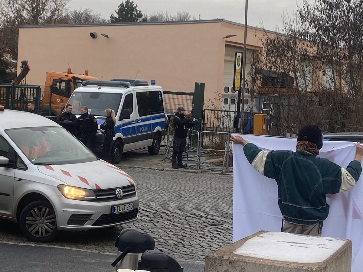 08:29, auch Aktivisten der Neonazi-Szene sind vor Ort #dd2511