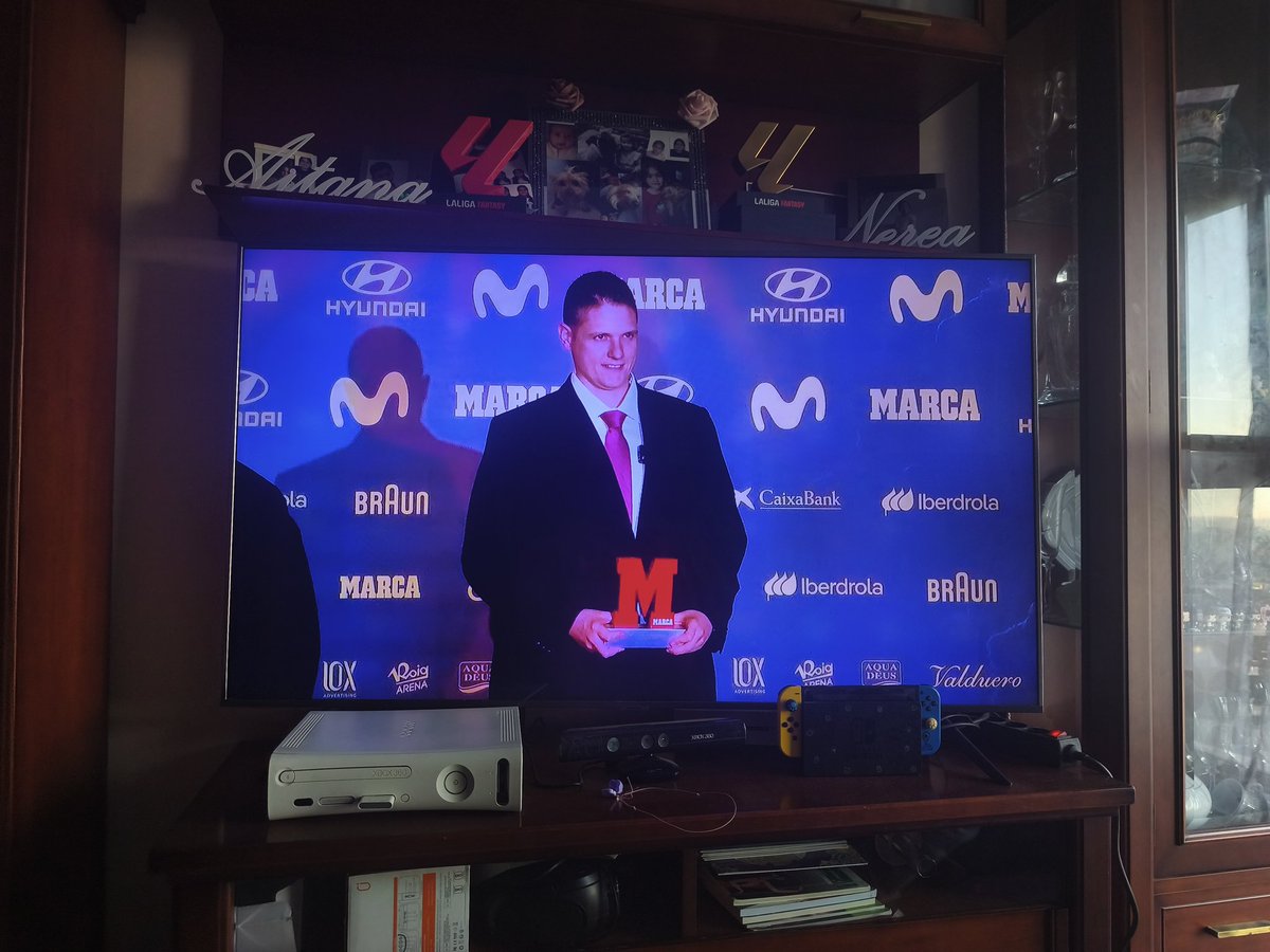 Menuda diferencia como es reconocido un campeón <a href="/DonQuijoteDeLaC/">Don Quijote De La Cancha</a> en <a href="/FantasyMarca/">Movistar Fantasy MARCA</a> y como la <a href="/LaLigaFantasy/">LALIGA Fantasy</a> me trato ami, simplemente si juegas a fantasy sin dudas elige <a href="/marca/">MARCA</a> no lo dudes, por cierto grande a nuestro amigo,como manager y como persona