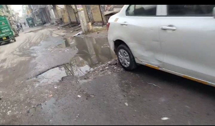 इसकी खूबसूरती को किसी की नजर ना लगे:–

ये है हमारी राजधानी दिल्ली, ऐसे ही थोड़ी राजधानी का नाम दे दिया गया है ...

कुछ तो खास है तभी राजधानी कहा गया है..

 वेस्ट दिल्ली की गहरे गहरे गढ्ढों वाली सड़के और पूरी दिल्ली की प्रदूषित हवा से तो सभी वाकिफ है..

इतनी खूबसूरती तो आखिर