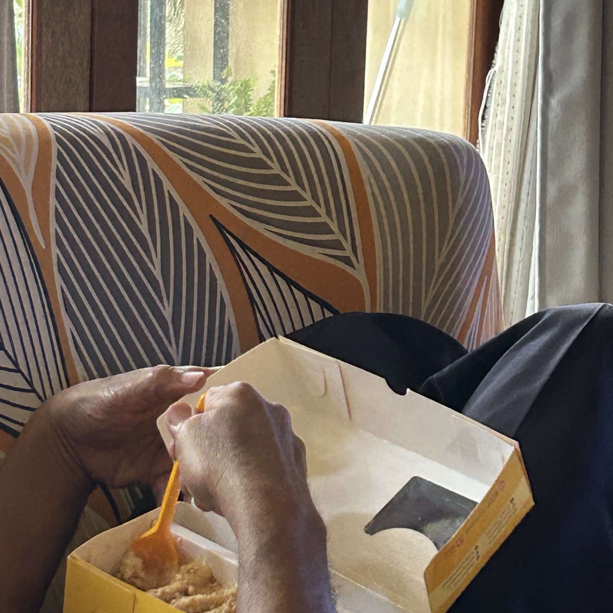 mau nangis cheesecuit ini enak banget 🤕 baru nyendok yang redvelvet. papaku langsung meluk makan sendirian yang rasa durian 😭🤣 wkwkk haduh lonjakan gula darah~