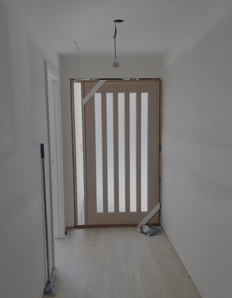 Another day and a lot happening on our build. Here’s one small but big step forwards. A new, bigger, front door! Not that anyone will ever use it, as we live in the country, and everyone comes to the back door! 😂