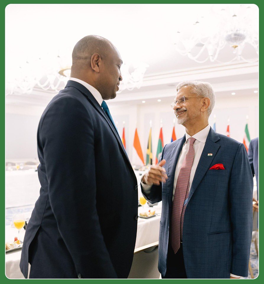 DrSJaishankar's tweet image. Congratulations to FM Melvin Bouva, the Government and people of the Republic of Suriname on the Golden Jubilee of their Independence.

Committed to strengthening our long-standing partnership.

🇮🇳 🇸🇷