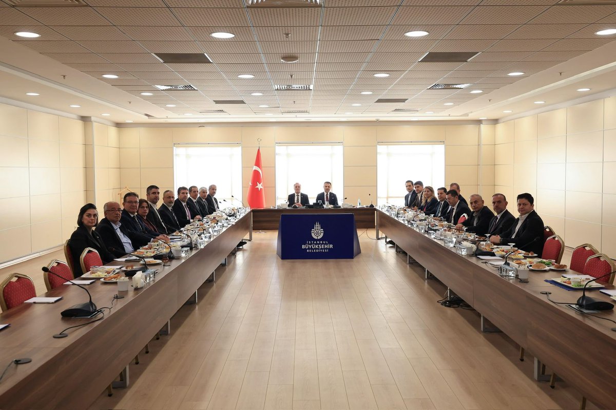 Tüm belediyelerimiz görevinin başında, halkın hizmetinde. 

İBB Başkan Vekilimiz Nuri Aslan, ilçe belediye başkanlarımız ve belediye başkan vekillerimizle gerçekleştirdiğimiz toplantıda, yerel yönetimlerimizin çalışmalarını değerlendirdik.

Her türlü engele ve baskıya rağmen